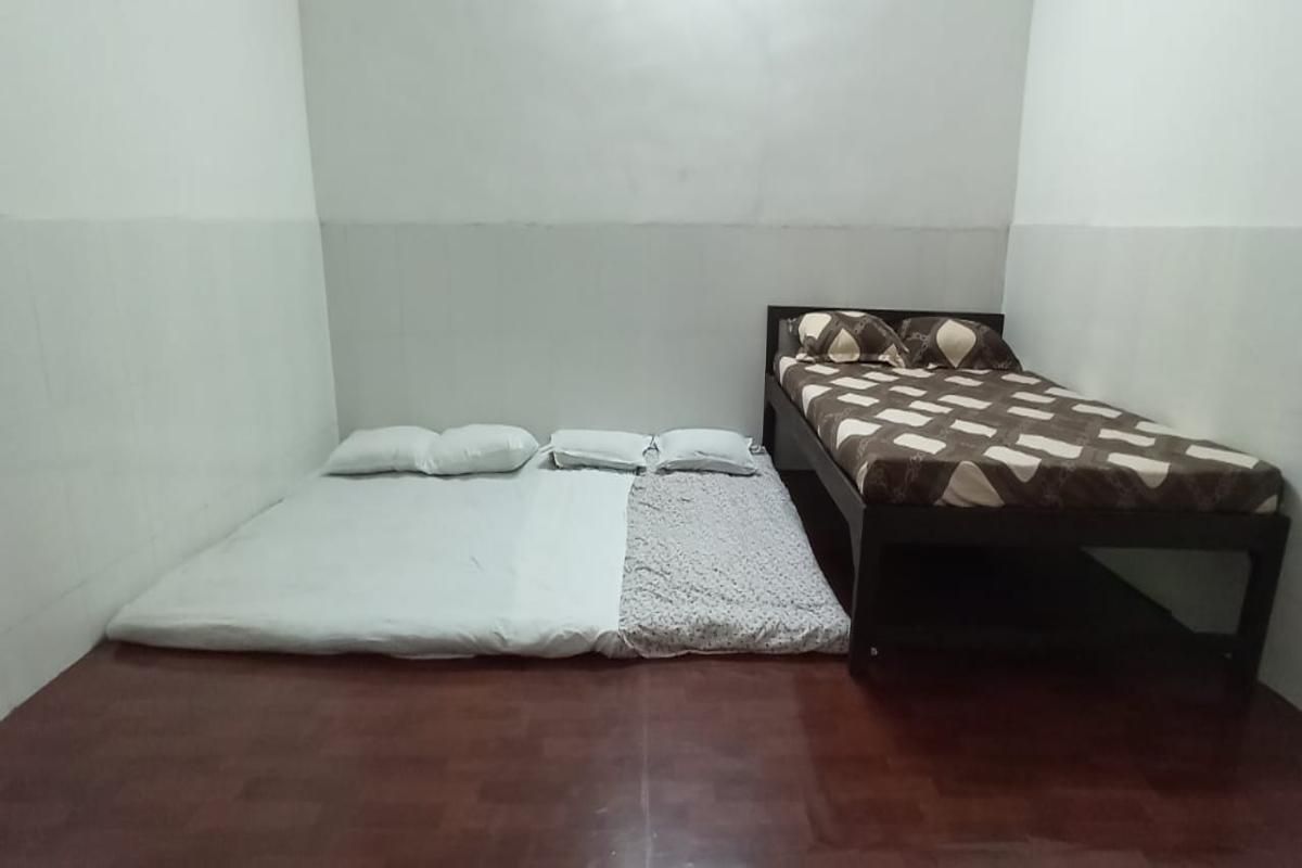 Dormitory Room with Futon