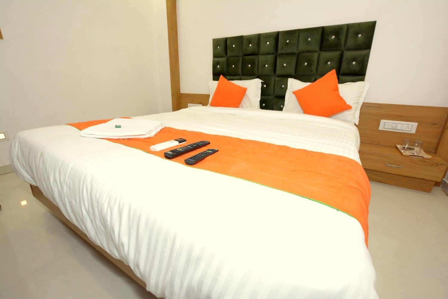  Hotel Green Leaf Deluxe AC Room 4