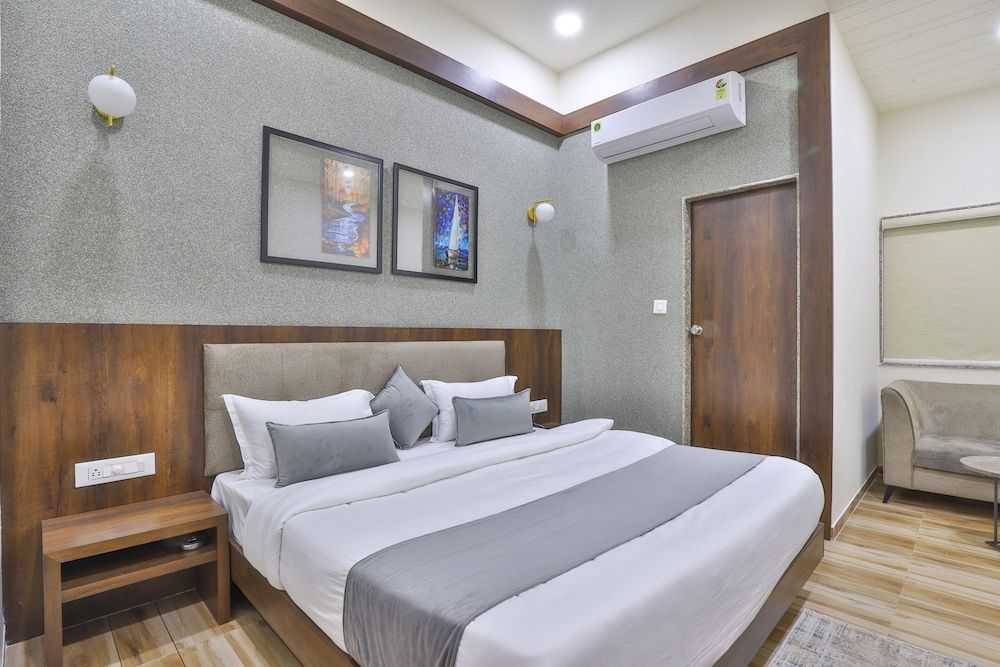 undefined Hotel SR Regency 7