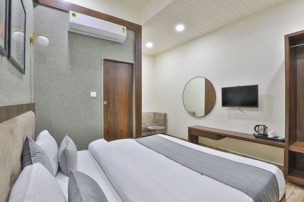 undefined Hotel SR Regency 9