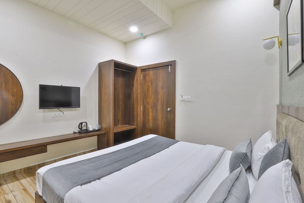 undefined Hotel SR Regency 8