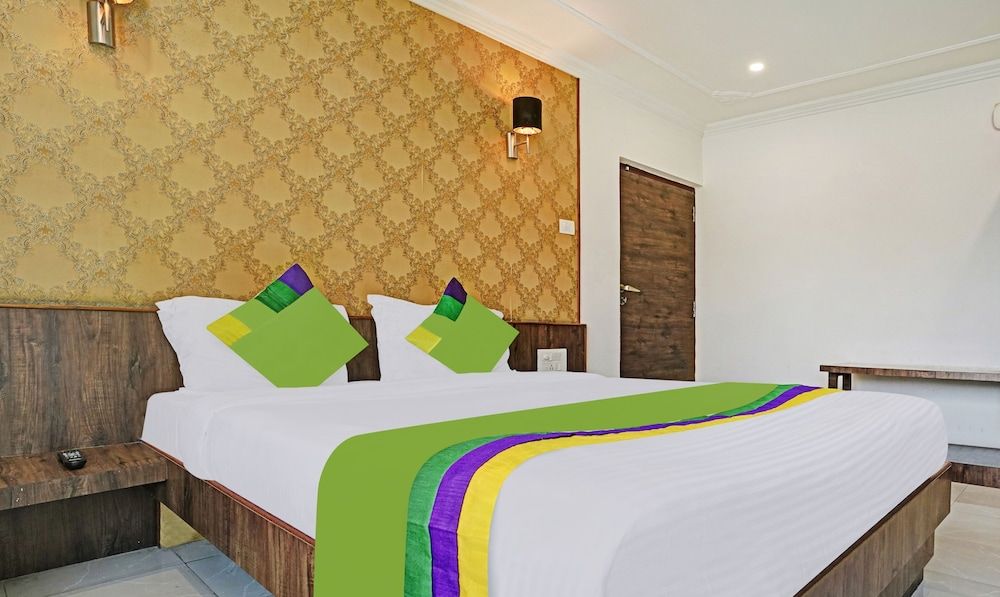 Treebo Varsha Palace Standard Double Room 4