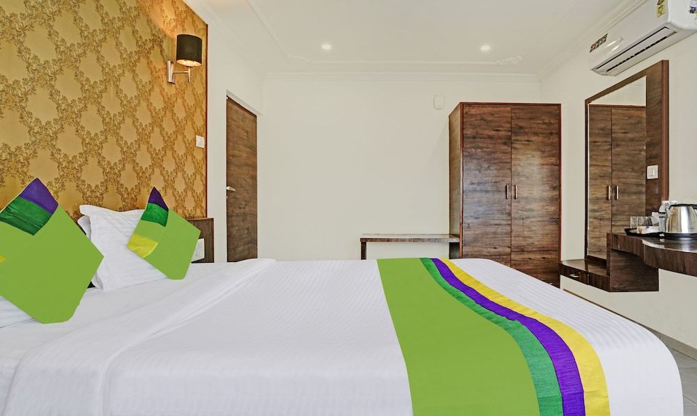 Treebo Varsha Palace Standard Double Room 5