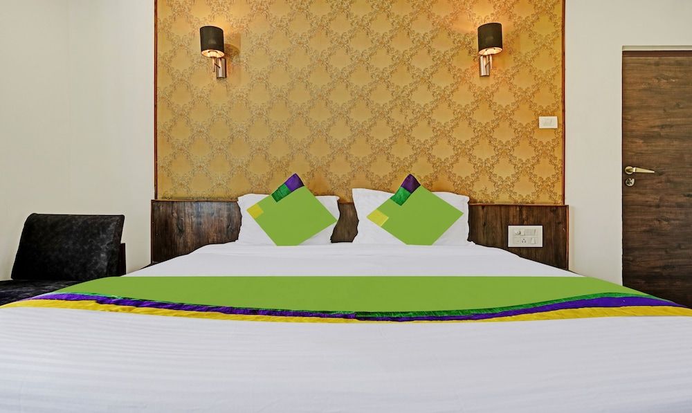 Treebo Varsha Palace Standard Double Room 3