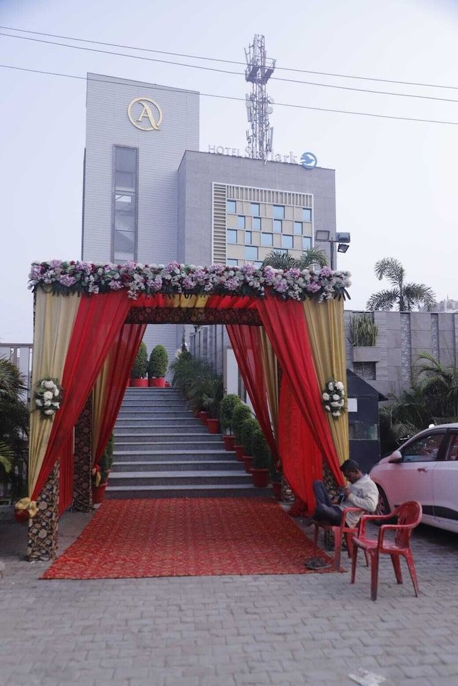 undefined Hotel Skylark 6