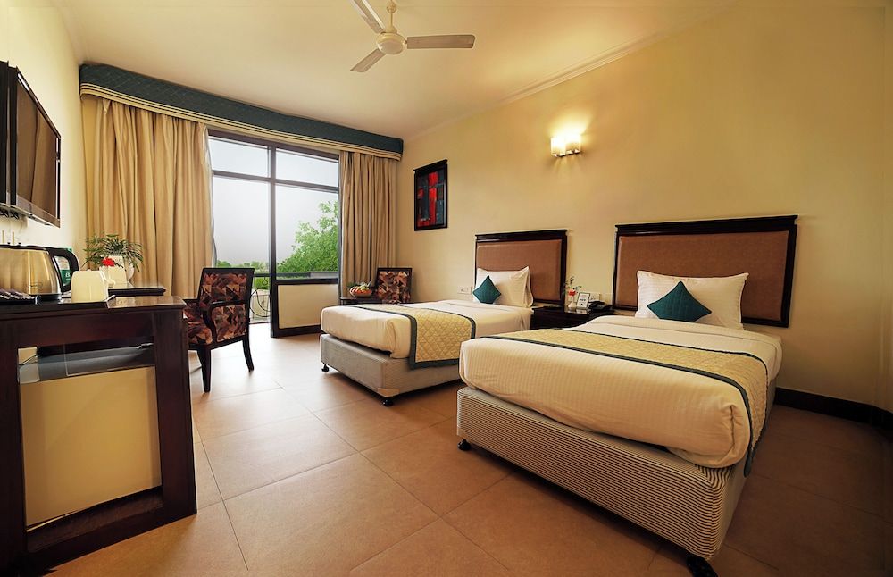 TreeHouse Sunrise Resort & Caravan Park Deluxe Room with Private Balcony 3