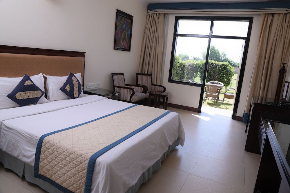 TreeHouse Sunrise Resort & Caravan Park Premium Room with Private Garden
