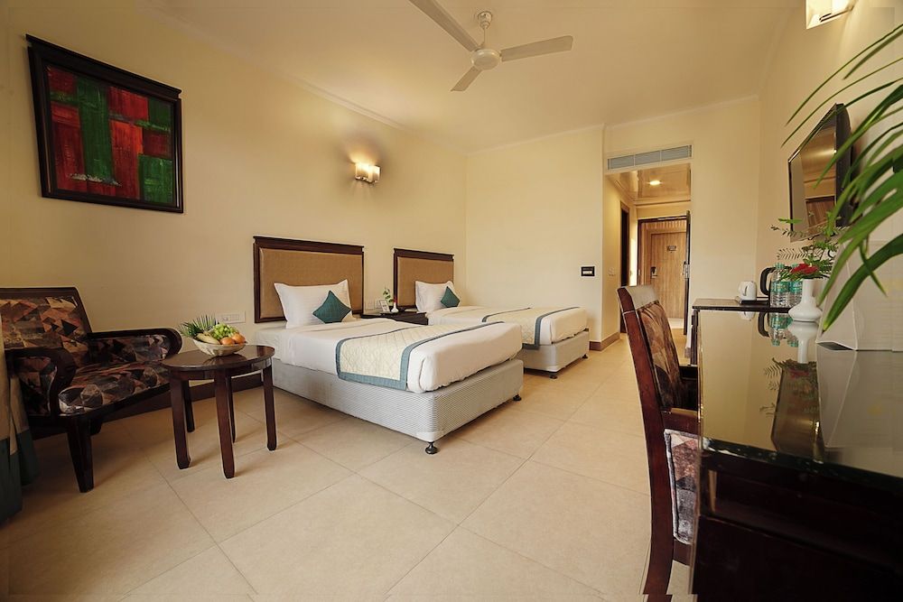 TreeHouse Sunrise Resort & Caravan Park Deluxe Room with Private Balcony 2