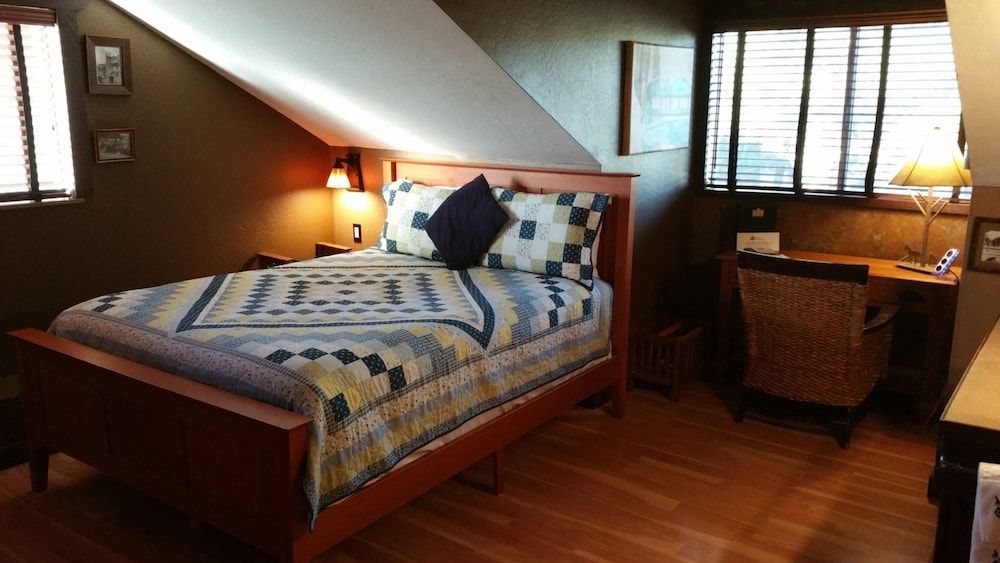 Standard Double Room, Ensuite, Mountain View (Eagles Nest Guest Room)