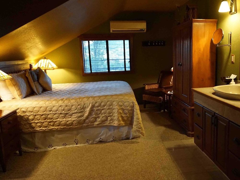 Standard Suite, Ensuite (Rustic Rider Guest Room)