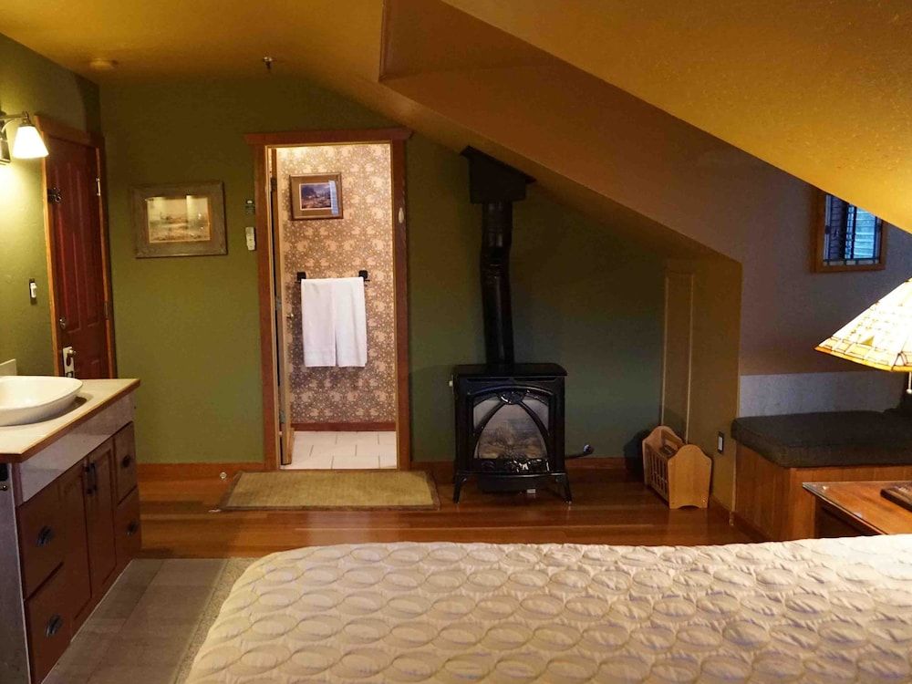 Standard Suite, Ensuite (Rustic Rider Guest Room)