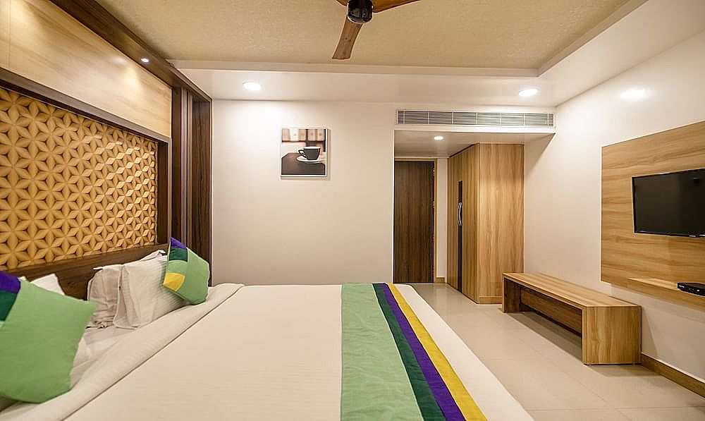 Treebo Golden Swan Pammal Oak 3