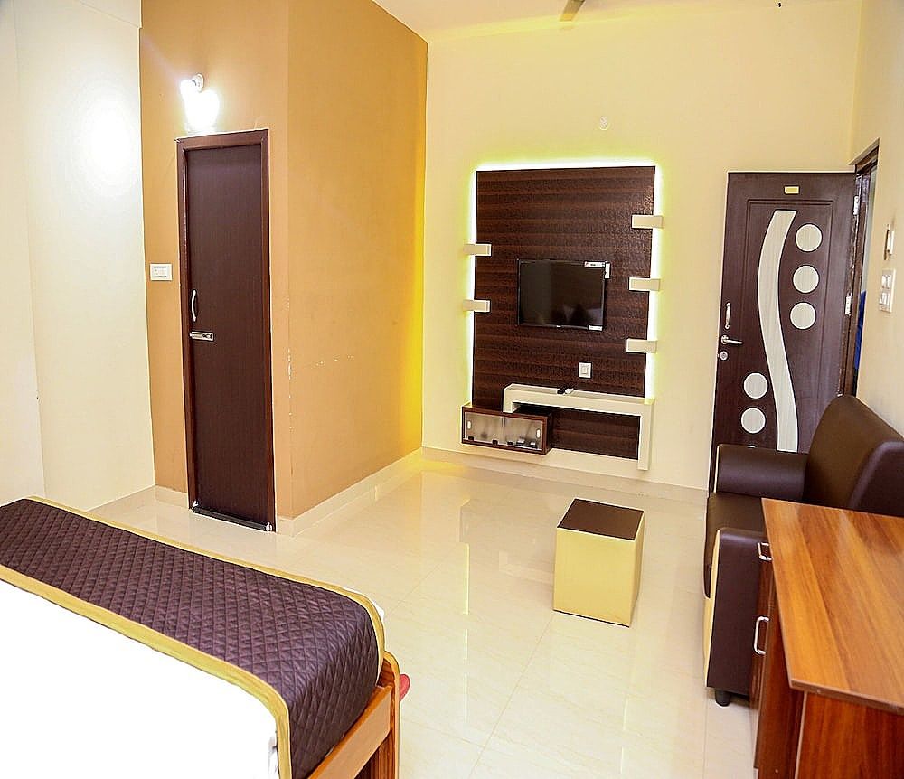 Sri Manis Residency Deluxe Room 4