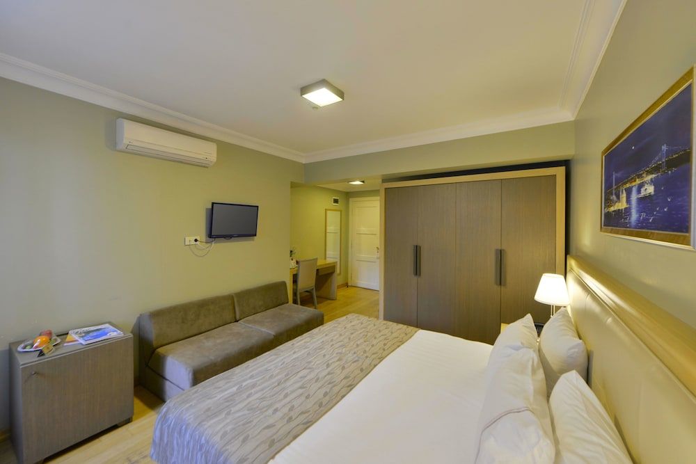 Family Room, 2 Bedrooms