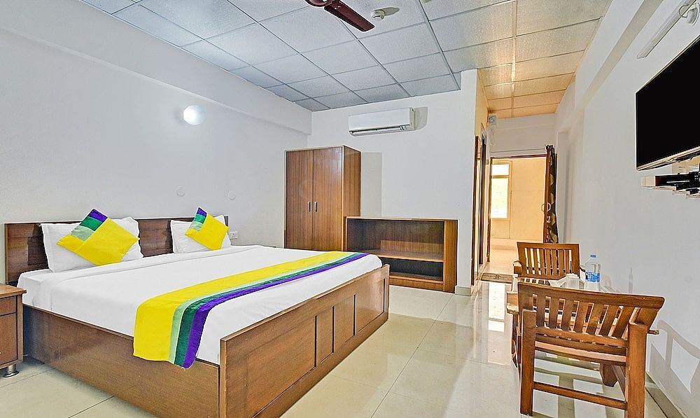 Itsy by Treebo - Paras Tower Deluxe Double Room 5
