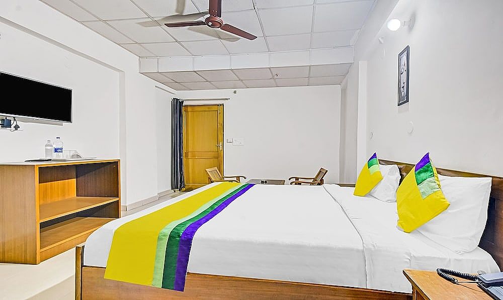 Itsy by Treebo - Paras Tower Economy Double Room 5