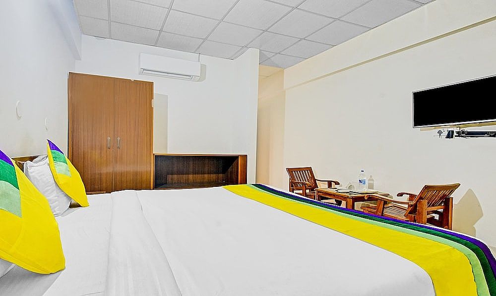 Itsy by Treebo - Paras Tower Deluxe Double Room 2