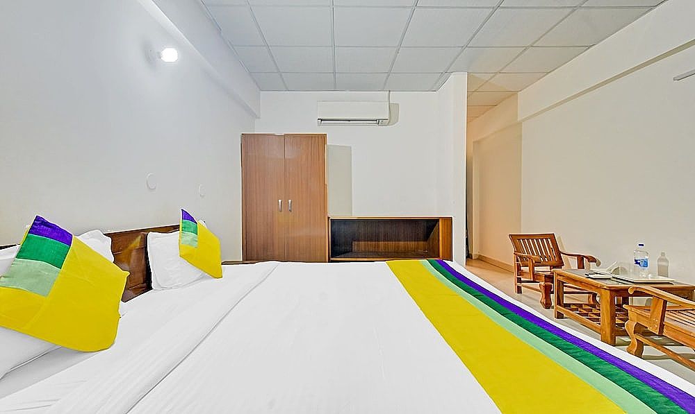 Itsy by Treebo - Paras Tower Deluxe Double Room