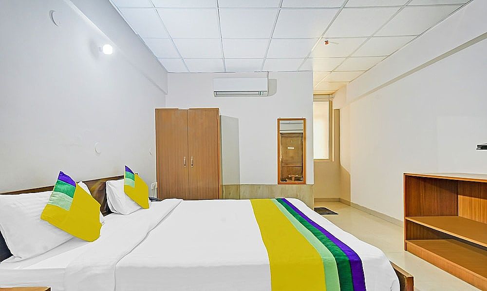 Itsy by Treebo - Paras Tower Standard Double Room 2