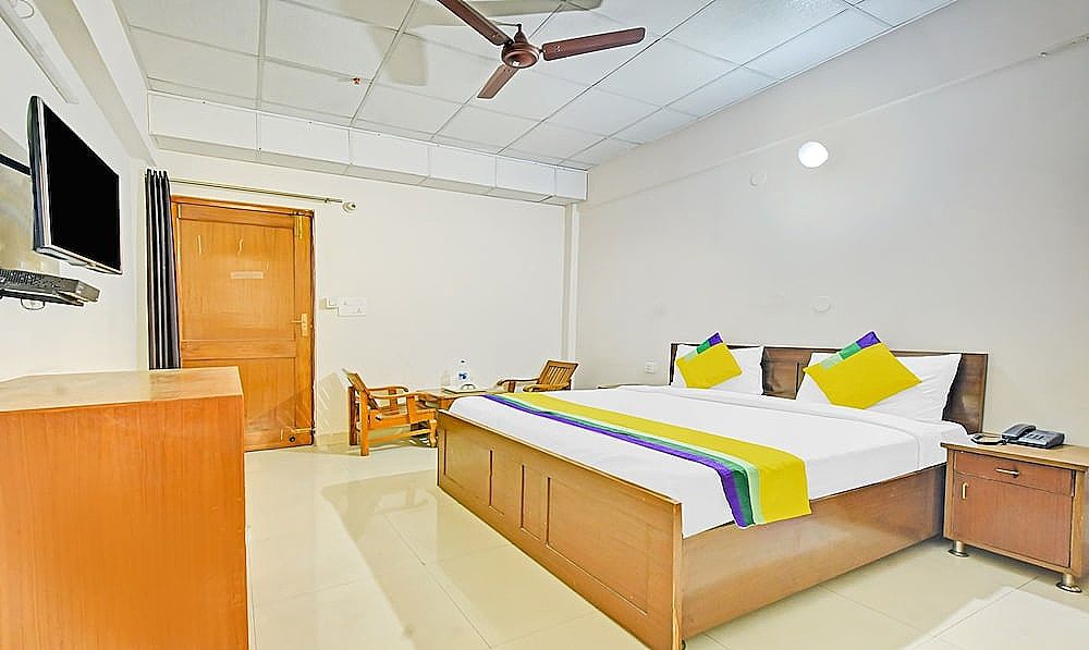 Itsy by Treebo - Paras Tower Standard Double Room 4