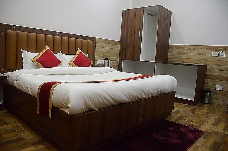 Hotel Vishnu Lok @ Dehradun Railway Station Deluxe Room 4