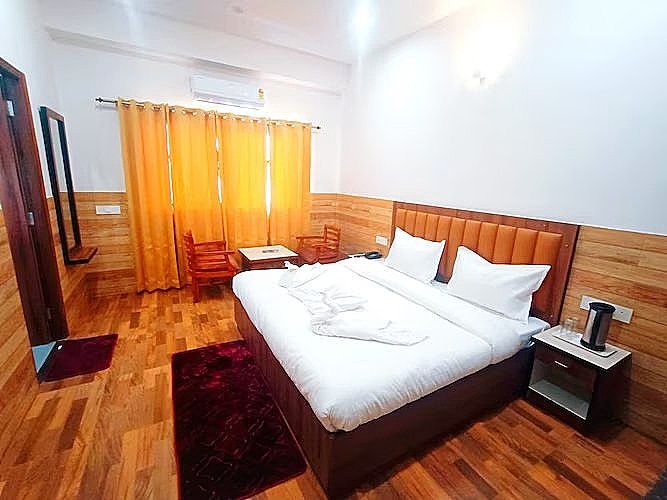 Hotel Vishnu Lok @ Dehradun Railway Station Deluxe Room 3