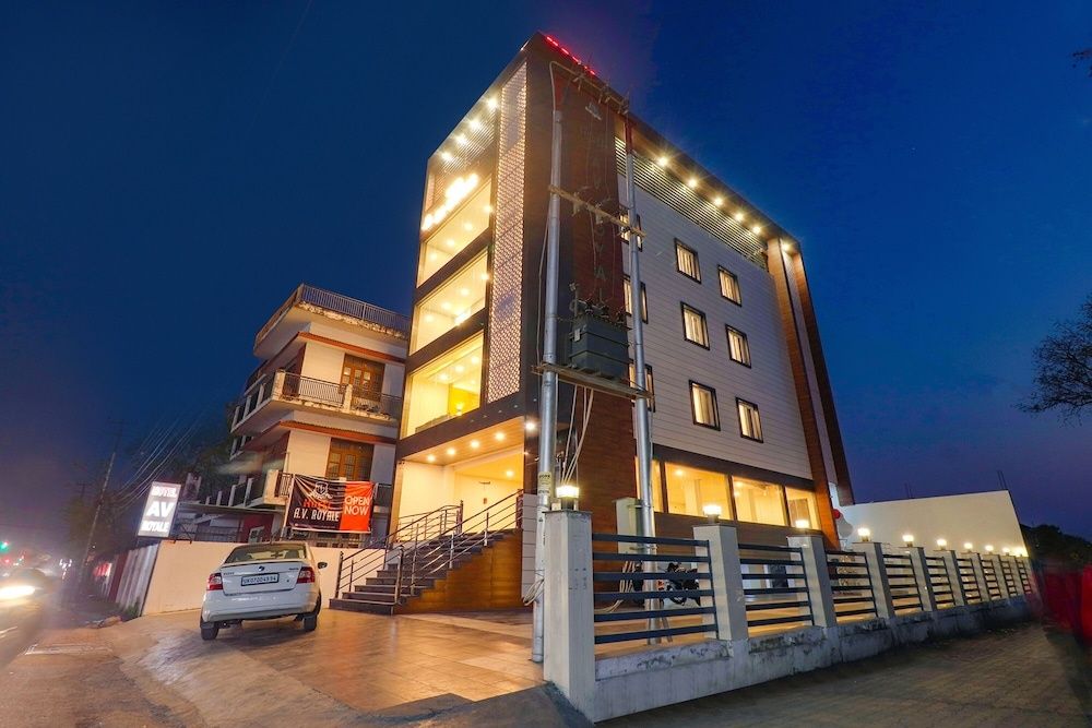 undefined Fabhotel Av Royale 6