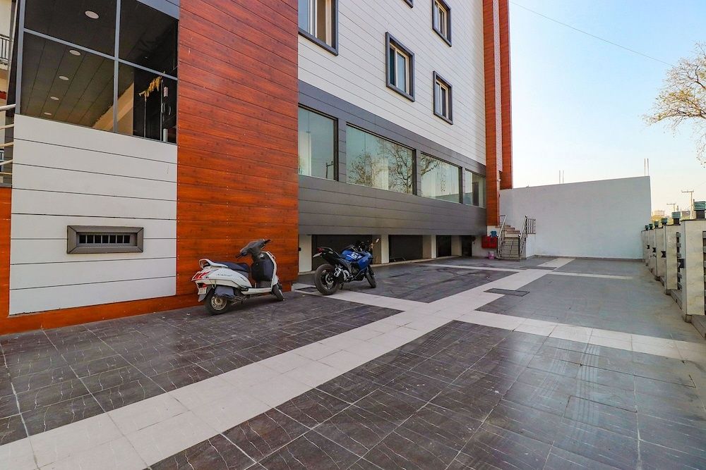 undefined Fabhotel Av Royale 8