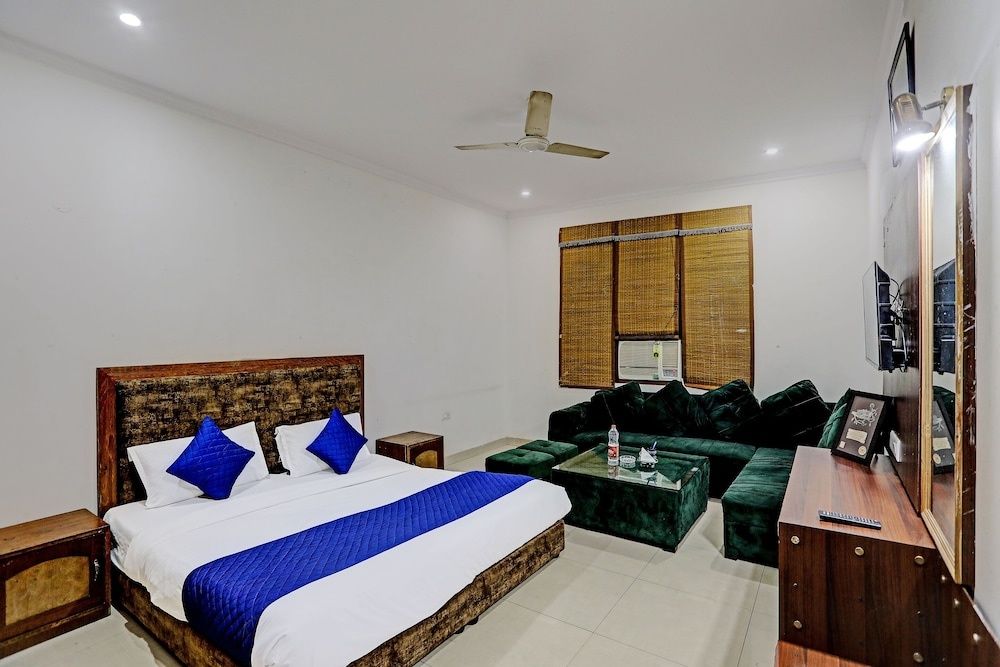 Roomshala 020 Hotel Black Stone Deluxe Double Room 3