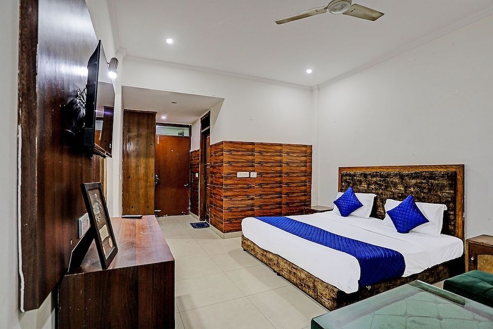 Roomshala 020 Hotel Black Stone Deluxe Double Room 5