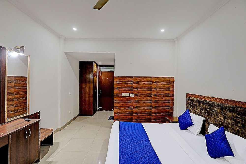 Roomshala 020 Hotel Black Stone Deluxe Double Room 6