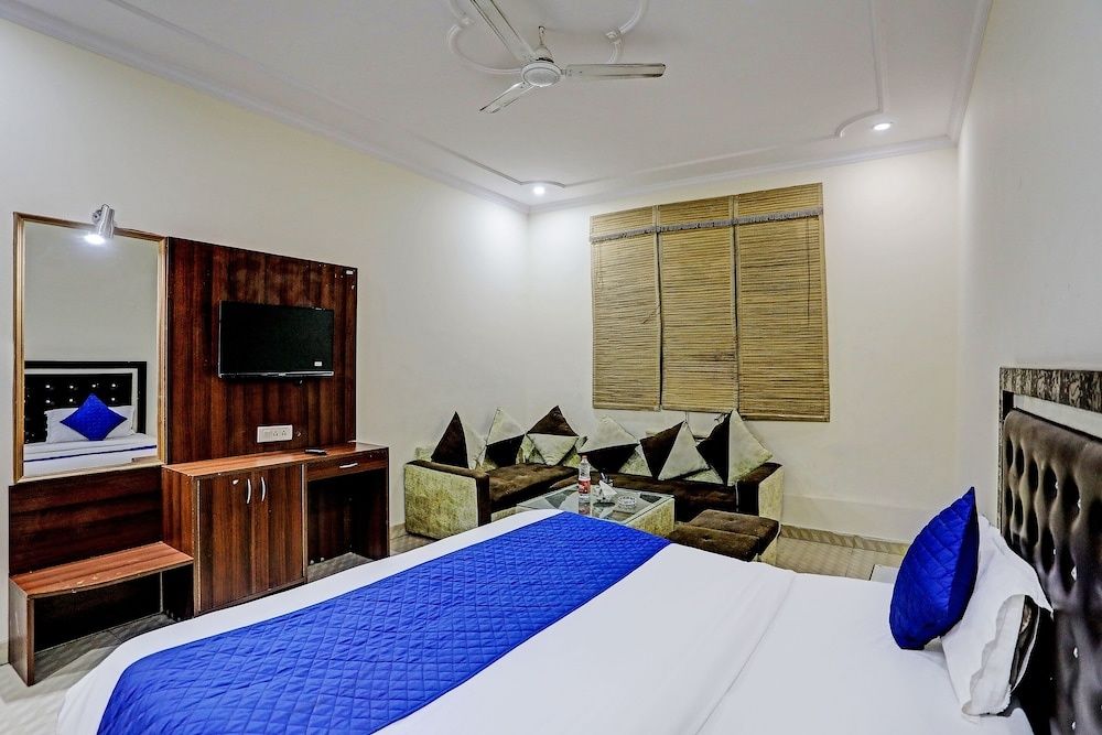 Roomshala 020 Hotel Black Stone Deluxe Double Room 9