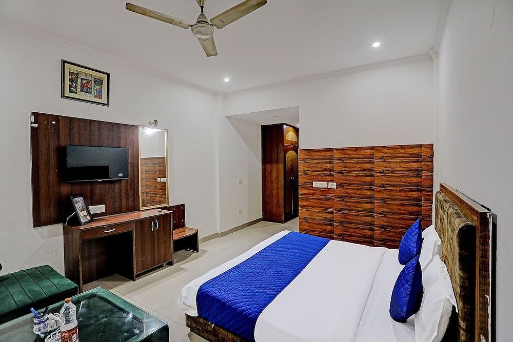 Roomshala 020 Hotel Black Stone Deluxe Double Room 12