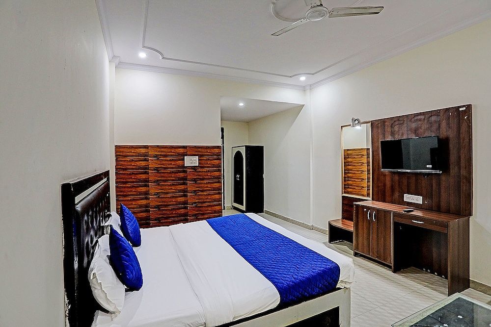 Roomshala 020 Hotel Black Stone Deluxe Double Room 10