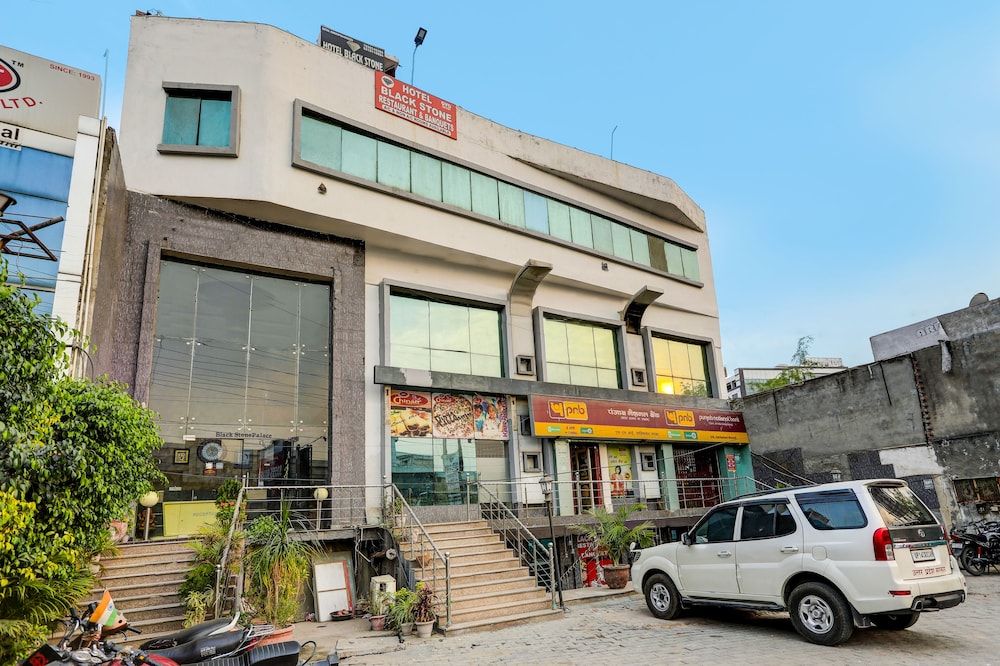 undefined Roomshala 020 Hotel Black Stone 4