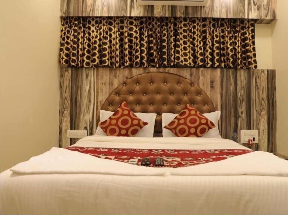 undefined Hotel Golden Inn 7