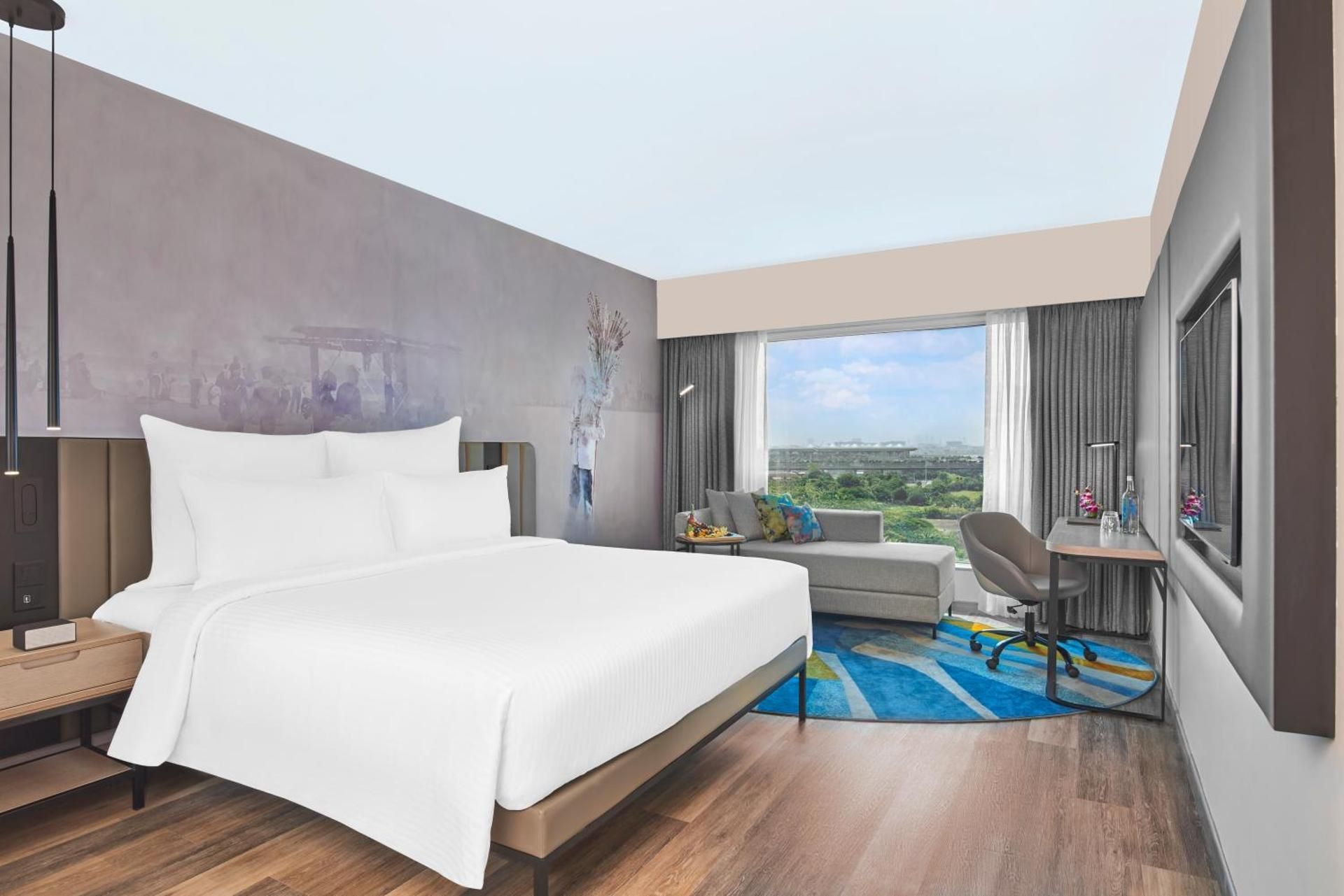 Executive Suite King Bed with Living Room Airport View, Lounge Access & Cocktail Hours