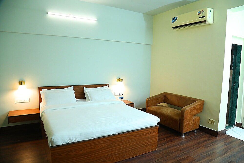 Deluxe Room, 1 King Bed, Pool View