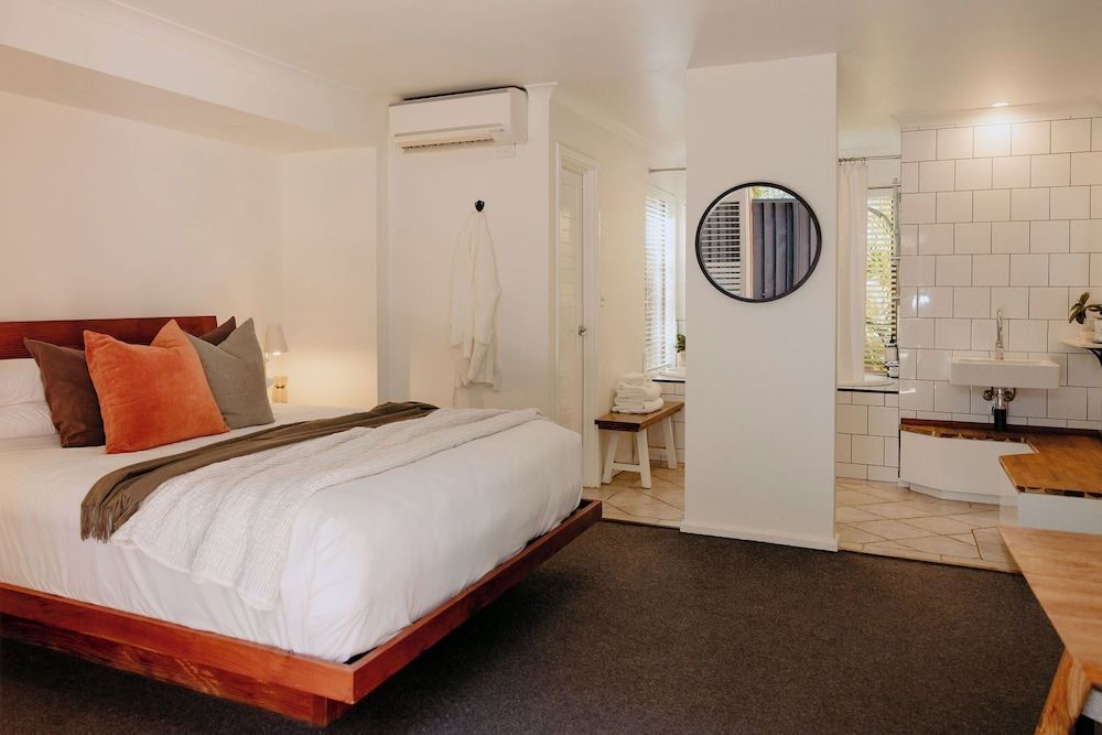 Room, 1 King Bed, Courtyard Area