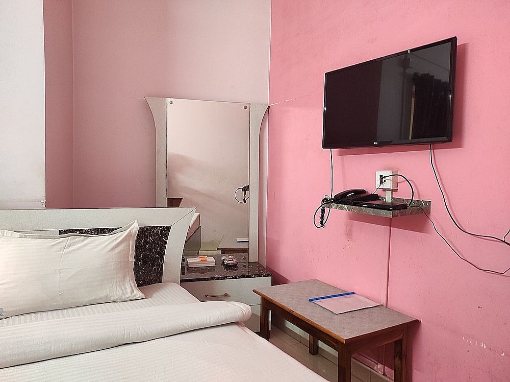 Sawkmie Hotel Deluxe AC Room  4