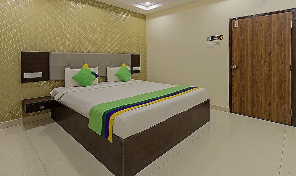 Treebo Royal Signature Deluxe Double Room 6