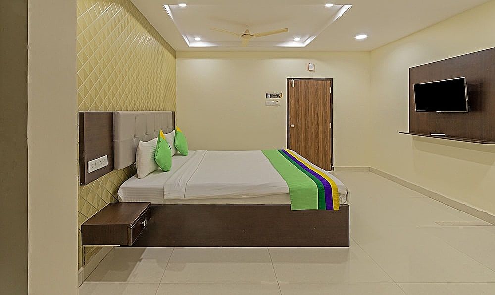Treebo Royal Signature Deluxe Double Room 8