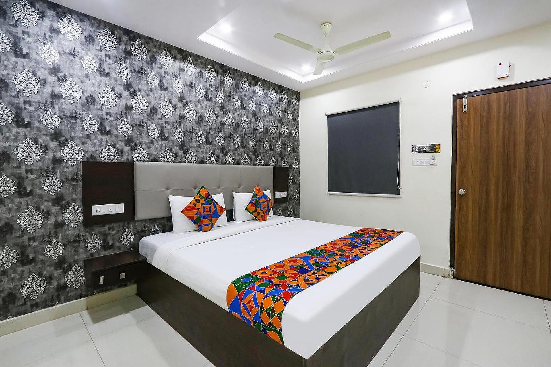 Treebo Royal Signature Deluxe Double Room 9