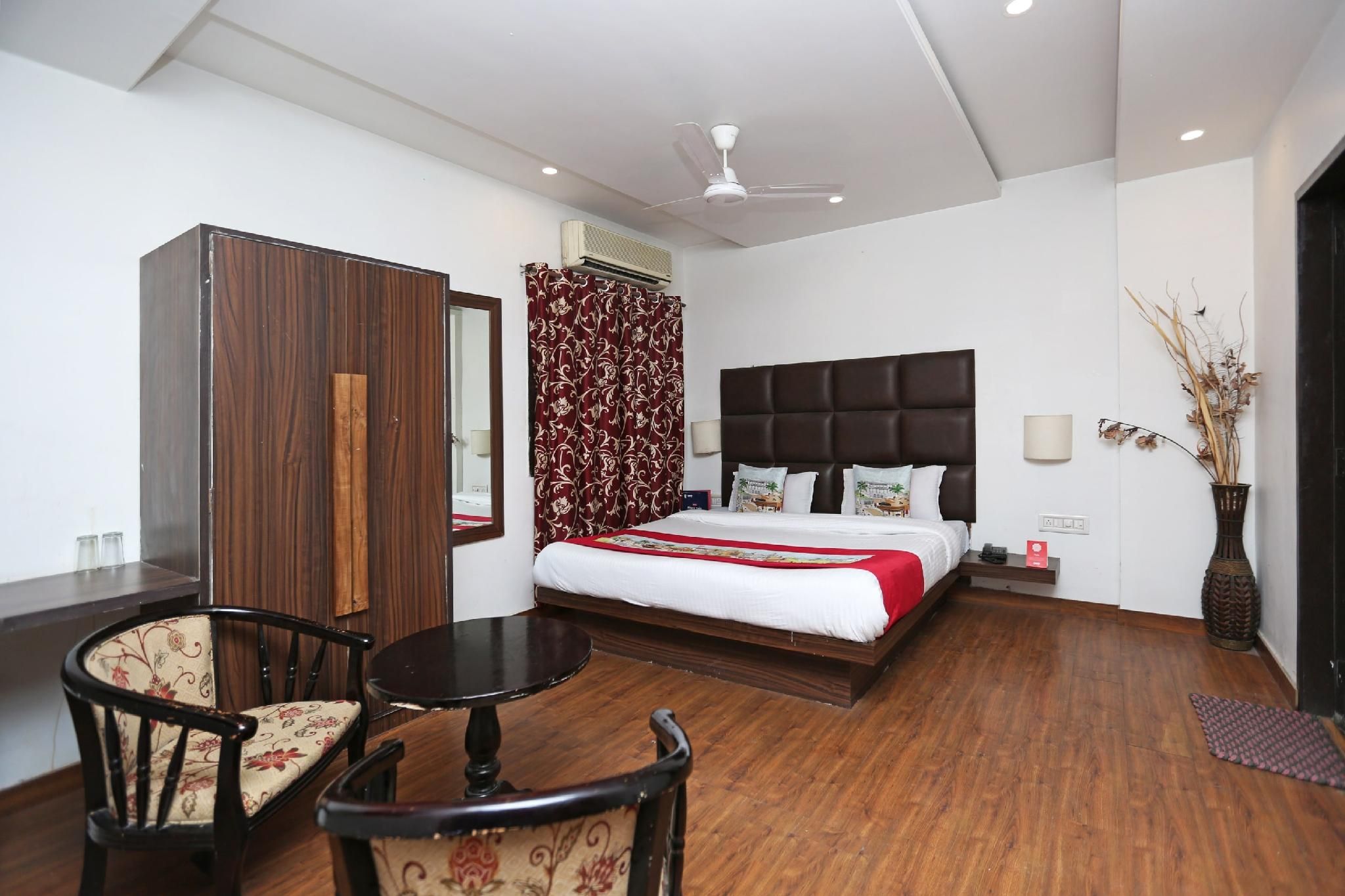 Hotel Meenakshi Palace