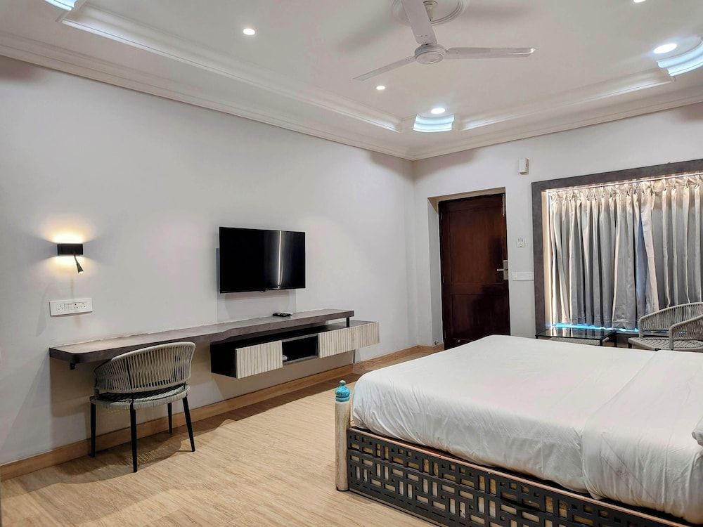 Lake View Hotel and Resort Exclusive Room, Balcony, Lake View 4