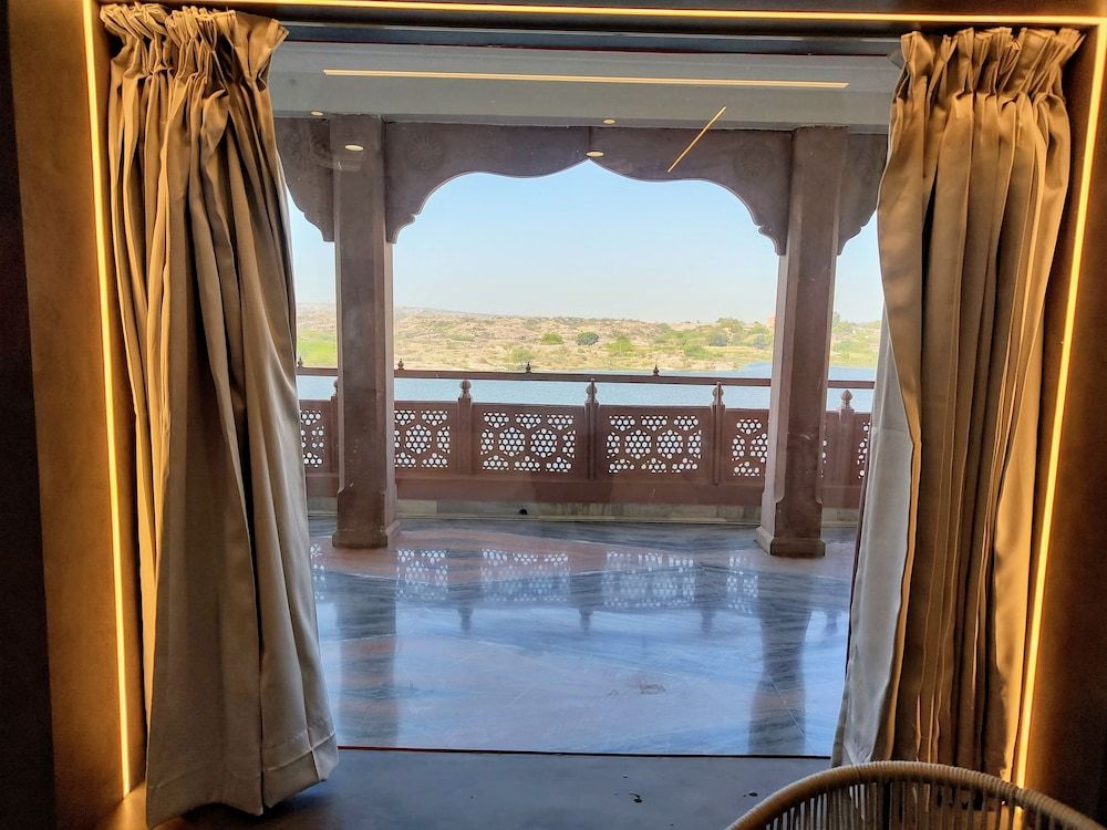Lake View Hotel and Resort Exclusive Room, Balcony, Lake View 6