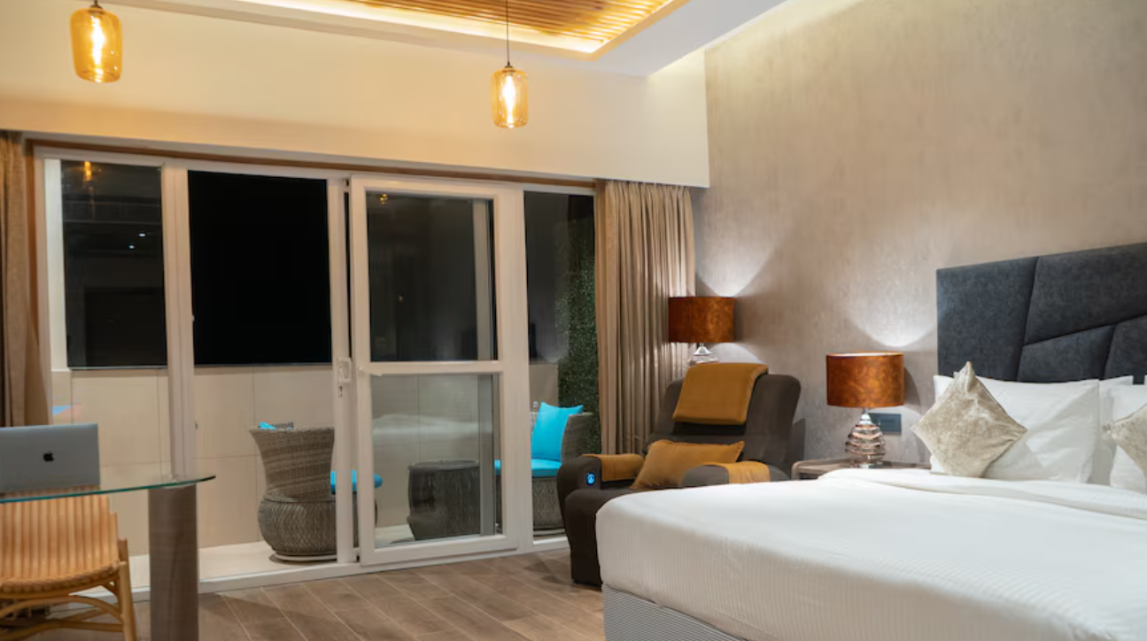 Executive Suite room with Private Balcony and King Bed