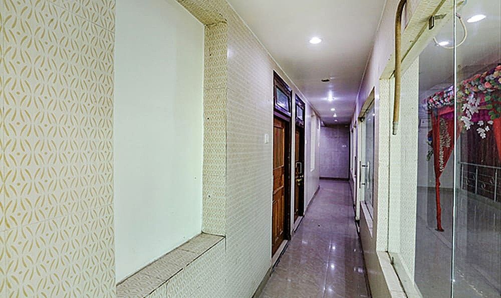undefined Fabhotel Maharoopa 8
