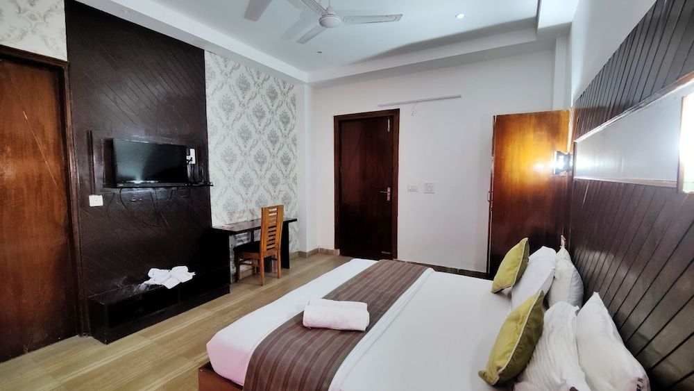 Hotel Neelgiri Deluxe Room 7