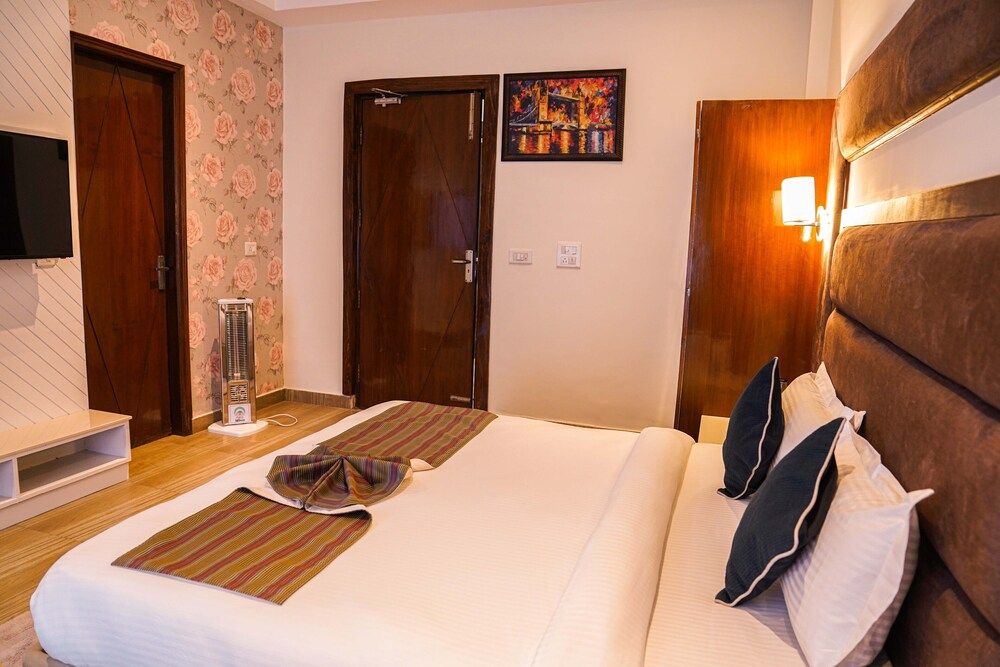 Montrose 11 Boutique Deluxe Room 5